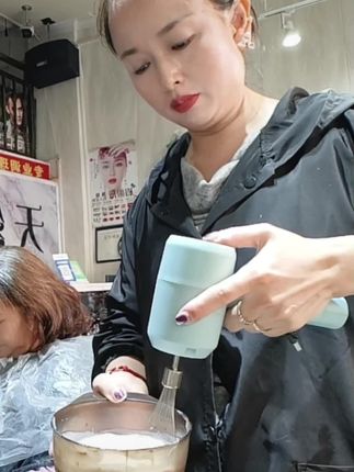 发型师必备工具推荐,理发师的噩梦是什么?是搅拌染膏到手抽筋!自从有了这个“染发神器”,手不酸了,腰不疼了,染膏还打得特别细腻,效率直接拉满!