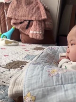 #我要上热门 满月之后就可以练习抬头和追视了 还能哄娃 爸爸安排的这个玩具宝宝很喜欢 #小福兔跳舞 #哄娃神器 #练习追视#小福兔
