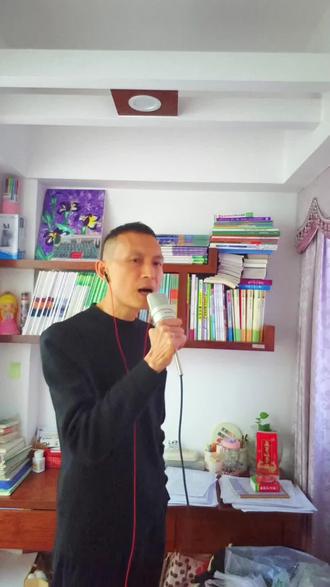 《鸽子情缘》是刘德华演唱的一首经典歌曲,歌词以鱼雁传书为意象,深刻描绘了痴情、无奈与心碎的情感。以“鸽子飞向天之巅”象征思念的传递,表达“情像消失于梦似烟”的怅惘,展现对逝去情感的挂念。“用血写写我一生痴”强调用生命书写的痴情,通过“鱼雁可一一让你知”传递书信的辛酸与执着。“红尘里相爱无奈差一线”凸显命运捉弄的悲剧感,最终以“我用死断绝怀念”决绝收尾,体现爱而不得的凌乱心绪。歌词融合江湖情结与爱情悲剧,呼应刘德华作品中常见的“痴情无悔”主题,如《天若有情》的宿命感。独白“红尘里种种痴缠,只因未能再见一面”深化了遗憾美学,强调情感在岁月中的磨练与沉淀。歌词以血泪般的文字刻画痴情,将江湖梦与红尘爱恨交织,成为直击心灵的经典之作。#鸽子情缘 #刘德华 @刘德华