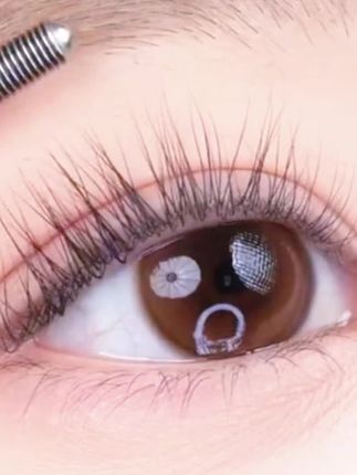 睫毛短塌、睁眼没神的姐妹试试它,分分钟给你刷成太阳花!就是这个卡卡秀小银管睫毛膏,独特的小银管刷头,只粘毛不粘皮,随便刷几下就能得到一个超自然的太阳花睫毛。#化妆工具#眼妆#睫毛膏推荐美妆分享