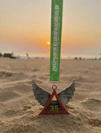 深圳100真的很虐
对于一个首野人来说
开局就是变态赛道
心理和精神还有身体的反复崩溃
让我无数次想要放弃(精英选手赵家驹28㎞退赛,后面陆续好多人弃赛)
这次爬升的确有点太过恐怖
不是又陡又滑的泥坡就是又窄又陡的石板楼梯
山一座连着一座 祖国的大好河山 连绵不断🥲
但是没办法 犟种 必须要跑完!
第五枪开跑 从早上9:20跑到晚上8点
戴着头灯竭尽全力去征服 直接天际的那段石板梯是最煎熬的 崩溃的 看不到希望的
累 痛 并快乐着🫡
赛后复盘:1、装手机和充电宝的腰包是最大的累赘,难得碰到平地,要一只手拽着固定它才能跑起来 2、鞋子买大太多了!前脚掌全是空的,很容易打脚,万幸全程没有摔倒没有扭伤!还得是凯乐石大坡王,超强的稳定性加防滑,下坡无压力👍👍👍3、全程补给点下来吃了个遍,耽误时间太久不说,直接导致最后一程边跑边打嗝,撑到嗓子眼! 4、有条件一定要备个运动相机,跑跑停停拿手机记录太麻烦还危险!
总之,一次极刺激的挑战!该吃吃,该喝喝,全程安全未受伤,还顺利的拿到了完整的奖牌(赛前一半,规定时间内顺利完赛才能拿到另一半),于是,我笑着冲线了……😋#深圳100跑山赛#凯乐石
#领奖