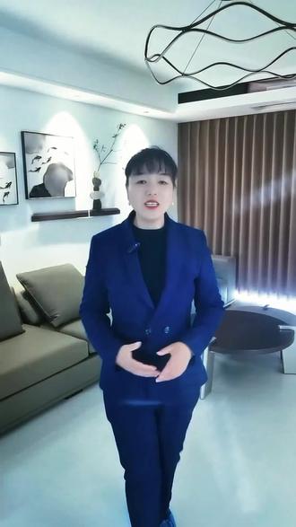 为什么很多女性对房子都有一种执念?看到一句话是这么说的,他说女孩子是没有家的。与男朋友分手要搬家,两个人结婚也是女生搬家,哪怕是离婚还是女生在搬家。因为女性是几千年来的无产者,他们和男人不一样,男性再差也会继承家里的宅基地,可是女孩子就像蒲公英一样,风吹走了,哪里都有可能是她的家。她来人间一趟,像个客人一样,在父亲家暂住些年,然后去丈夫家借住些年,最后在儿子家落了落脚。女人都是经历了许多事后才发现,别人的屋檐再大,都不如自己有把伞。有一套属于自己的房子,不仅仅是水泥堆砌的一个小小空间,它更是灵魂和身体的归属。#选择大于努力 #家的样子 #同城优先推荐 #好房推荐 #一个敢说真话的房产人