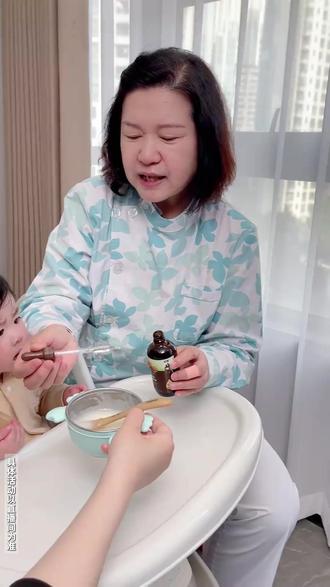 宝宝吃辅食一周就得吃油了,第一口油可不能是猪油,核桃油更健康哦!#英氏辅食油 #宝宝辅食 #DHA #便秘