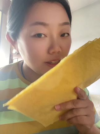 #还是小时候的味道 #农村生活日常 #我的乡村生活 谁懂得一口煎饼的含金量,要比现在的面包🍞还要香!粗粮煎饼,吃着更健康!想吃的抓紧拍🥰