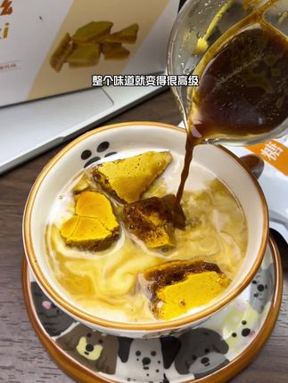 用它来搭配咖啡,口感瞬间就变得很高级了!真的特别好喝!特别是讨厌喝苦咖啡的宝子们可以去试试!#咖啡焦糖#焦咔滋蜂窝糖#自制咖啡#自制饮品 #妈呀太香了