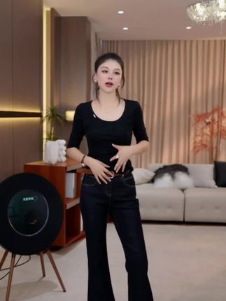 黑色简约风,高腰设计拉长比例,微喇裤型修饰腿型,穿上就是“Laugh girl”的自信姿态。✨👖KL53962J #显瘦裤子 #高腰牛仔裤