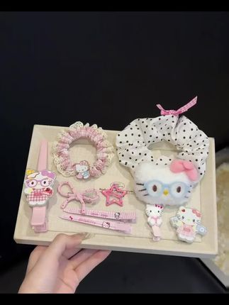 九件 Kitty 发饰!秋日甜妹氛围感密码🔒 家人们!这九件 Hello Kitty 发饰太绝了~毛绒 Kitty 戴蓝眼镜、粉格纹蕾丝发圈、星星发夹… 搭秋日毛衣 / 卫衣,瞬间让穿搭甜到冒泡,上课被同桌夸 “挂件比人可爱”,几十块当甜妹,这波血赚!all in 吗?#少女心爆棚 #爱了爱了 #礼物推荐 #时尚饰品 #网红发饰