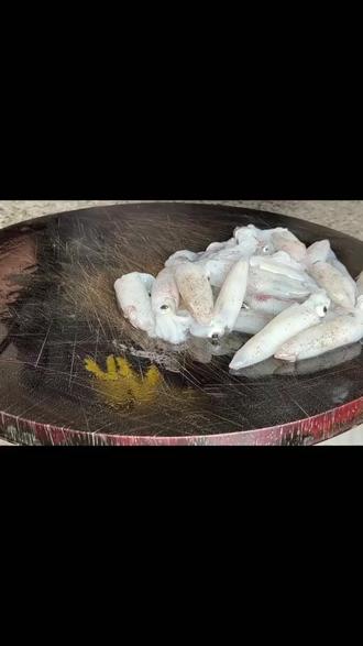 生煎鱿鱼筒的做法,出锅外香里嫩,口感爽脆#哎呀妈呀太香了 #在家做美食 #炒鱿鱼