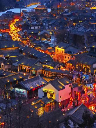 🏮古北水镇的夜晚也太美啦,灯光把屋顶都染成金色~随手一拍都是氛围感大片👇#景点打卡 #旅行攻略 #历史古迹