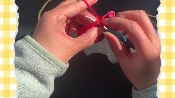 蘑菇小鸡钩织教程1
蘑菇小鸡钩织图解#手工编织零基础教学
头部红色
R1:6x,
R2:6V12
R3:6(x.v)18
R4:X.V.5(2x.v)x24
R5:6(3X.v)30
R6-R7:30x
R8:15A 15
身体换线浅黄色
R1:内半针.x.v,4(2x.v)x 20 R2:5(3X,V)25
R3:2x,v4(4x.v)2x,30
R4:7x,翅膀对折捏扁.合并一起钩2X.12X.合并另一个翅膀.2X.7x30 R5:5(5x.v)35
R6-R7:35X R8:5(5x.A)30
R9:5(3X.A)24 R10:X.A.5(2X.A)X18
R11:6(x、A)12
翅膀x2螺旋钩织不引拔
R1:环起6x
R2:6x
R3:2(X.A)4
脚:3ch倒二回钩2SC,2ch倒二回钩2Sl倒二回钩2SL.在身体R8-R9或者R9-R10之间缝合
嘴巴:2ch倒二回钩1sl身体R3-R4之间缝合
眼睛在身体R2-R3之间