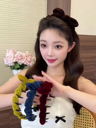 哇!这款蝴蝶结齿梳发箍戴起来也太俏皮可爱了吧!俏皮中又不失淑女风,爱了、爱了#甜系女孩 #头饰发饰 #甜美风 #发箍这样戴好美