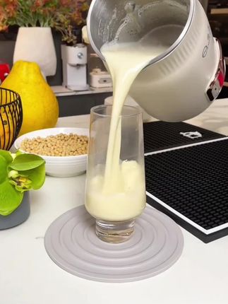 自从有了这个破壁机啊, 我们都是在家喝现打的豆浆, 这样呢健康放心还省钱。#豆浆机 #居家好物