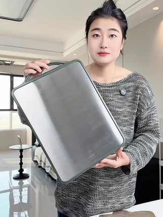 家里菜板该换就换了吧!厨总管家这款不锈钢双面菜板现在才十来块,双面可用的生熟分开切更加干净卫生,也不会串味,需要的赶紧整~#菜板不锈钢菜板#双面菜板#质量杠杠滴#厨房好物#超便宜超划算