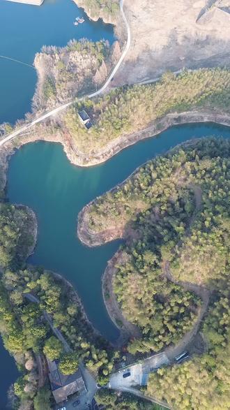 老石坎水库泄洪闸
轻轻放下过往的云烟,不追溯那飘渺的流年,默默收起虚幻的设想,不言说那未竟的昨天。唯愿此刻,胸间盈满希望与热爱。
2025年了,街角寒风,裹挟着冬日凛冽的清霜,掠过静谧夜幕,翻卷起落叶的苍凉。生活,恰似一场无尽的漂泊之旅,艰难险阻,如影随形。
时光焕新,岁月更颜。汗水与泪水交织,前路纵有坎坷,风雨如晦又何所惧?生活不止眼前的苟且,还有诗和远方;心灵不乏周遭的喧嚣,犹存静与悠然:未来不囿于现实的束缚,尚有光与自由。
聆听那城市的喧器,依旧沸沸扬扬,人们在忙碌的旋律中,追寻各自的辉煌。2025,祈愿我仍是我,初心不改,勇往直前无畏风浪。愿这世界依旧繁华热闹,愿我心怀梦想不惧风霜。
岁月悠悠,2025年,愿你有盔甲,也有软肋;心中有傲骨,也有慈悲。愿2025带给我们多一些幸运,少一些奔波辛苦,所到之处皆是坦途!#原创摄影 #老石坎水库 #我的家乡 #情感 #保持热爱奔赴山海