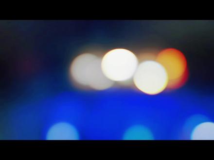 这部电影上映2013至今13个年头了,每年至少看一遍,它早就不是一部电影了,是你藏在时光里的一把温柔尺子,量着你自己的成长,也量着你心里对"真爱"两个字从未变过的期待。
很多人说它是"屌丝逆袭"的童话,但我们每年回头看才懂,它最珍贵的地方从来不是"癞蛤蟆吃到了天鹅肉"。是黄达那种笨拙到近乎愚蠢的真诚:是他在工地敲敲打打给她做的那把椅子,是他明知道会输还是站在选秀舞台上的告白,是他在马路上张开双臂挡车的瞬间——他没有钱,没有才华,没有光鲜的外表,但他把自己能给的全部真心,毫无保留地捧到了她面前。
年轻时看,会为黄达的坚持感动;再大一点看,会心疼他一次次被拒绝后的狼狈;到后来才发现,最难得的其实是他在被拒绝100次之后,还敢拿出第101次的勇气。现在这个时代,大家都太怕输了,爱都要算计成本,都要留退路,都怕自己的真心被当成笑话。但这部片子就像一个温柔的耳光,告诉我们:真正的爱从来不是势均力敌的交易,是我明知道可能会输,但我还是愿意为你全力以赴。
我们看过了太多分分合合,听过了太多"再也不相信爱情"的话,但只要再点开这部电影,看到黄渤那张憨厚又执着的脸,听到那句"我可以为你去死",心里还是会软一下。原来不是世间没有真爱,是我们越来越不敢像黄达那样,毫无保留地去爱一个人了。
能有这样一部电影,每年提醒你一次真心的可贵,真的很好。愿你永远保有这份相信爱的勇气,也愿你终会遇到那个,值得你拿出第101次真心的人。
