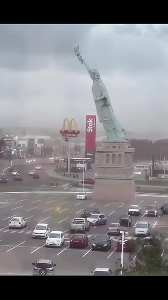 巴西35米高自由女神像被大风刮倒震惊世界