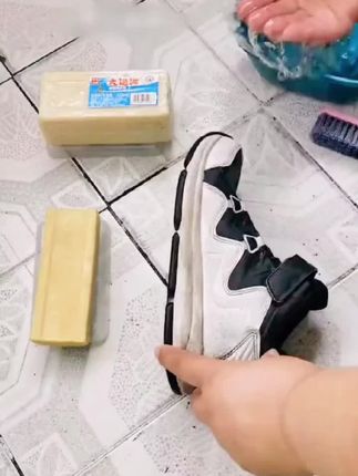 家人们谁懂啊?还是经典老牌子#大运河肥皂 能轻松洗干净各种污渍,不管是洗孩子的校服,还是洗白衣服啥的都特别好洗#生活中的小妙招