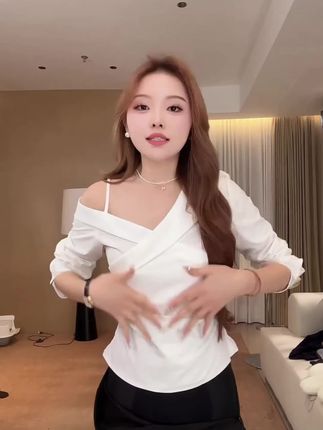 2025秋季新款韩系修身露肩长袖衬衫显瘦百搭高腰半身裙气质套装女@DOU+上热门 #时尚露肩半身裙套装#潮流款式 #女性优雅之选 #显瘦又好看