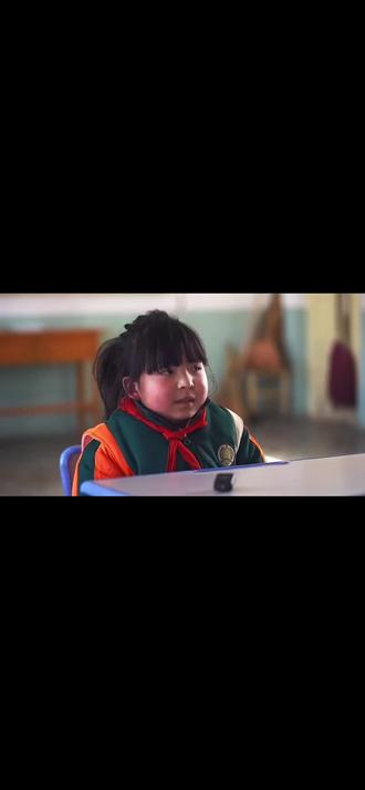 她才七八岁
眼里却装着不属于这个年纪的疲惫
愿每个小朋友
都能被温柔以待#纪录片 #公益@香溢人间