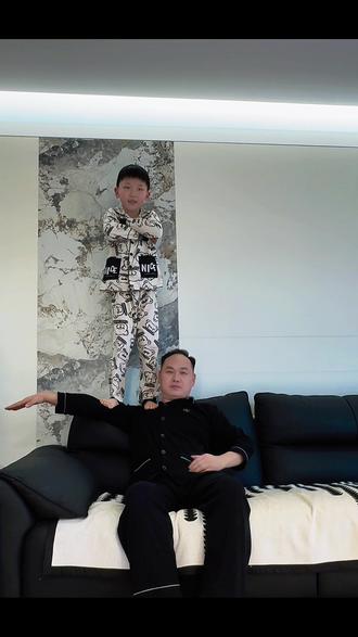 站在爸爸肩膀上#肩膀扛人 #站在爸爸的肩膀上 #胳膊站人