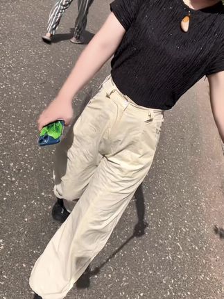 世界很大,有趣的事很多,别困在暂时的烦恼里,那些不开心的事,就当是给成长施肥了,总有一天会开出更美的花。#阔腿裤#女裤#工装裤 #休闲裤