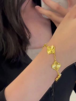 这个夏天一定要试试这条四叶草手链,戴上它真的太美了!清冷感拉满,又甜又酷,简约而不简单,简直爱不释手!出门逛街、约会聚会,怎么搭都好看!轻松get时尚穿搭,还是新中式风格的,简直是夏日必备配饰,喜欢的姐妹们千万别错过了,赶紧点击下方链接抢购吧!