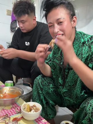 大帅帅做饭后好吃了,今天儿子做的鸡叉骨真好吃,有机会都来尝尝他的手艺吧😜