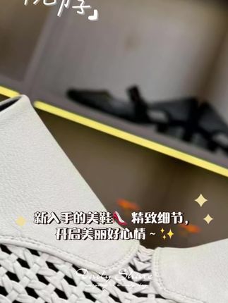 姐妹们,这双半拖真的太好穿了!它是这种小粗跟的设计,上脚真的巨舒服,而且很百搭,不管是搭配裤子还是裙子都很好看。这个鞋子是那种非常简约的设计,所以不管你是上班通勤还是出去逛街聚会,都可以穿它。真的是一双性价比超高的鞋子,强烈推荐给大家!