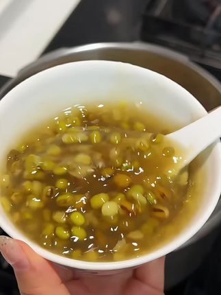黑土地孕育的东北绿豆,颗颗圆溜,泛着天然光泽。 泡发后饱满瓷实,煮出的汤清绿透亮,口感沙甜交融。熬粥加一把,绵密中多份清爽;夏日煮成沙,冰后一口爽心。 无漂白、无添加,留住纯粹本味。囤几袋,春夏都能尝到这黑土地的质朴清甜。#快来一起尝个鲜 #绿豆 #农家新鲜绿豆 #五谷杂粮