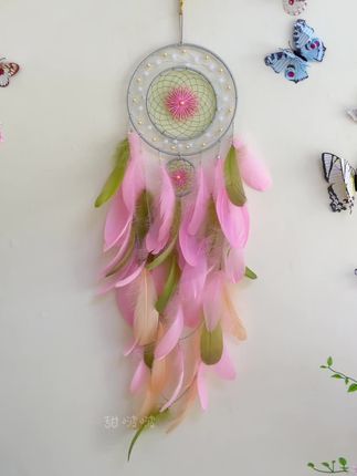 把樱花的浪漫编织进羽毛中,这就是我们的樱花羽毛捕梦网,每一片羽毛都经过精挑细选,再搭配上盛开的樱花,让家里的每个角落都充满春天的气息。#捕梦网 #家居软装搭配 #捕梦网挂件 #温馨的家 #挂件装饰
