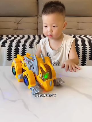 喷雾变形大号恐龙车儿童玩具男孩炫酷灯光音乐万向行驶#宝宝玩具 #恐龙玩具#儿童玩具#变形玩具