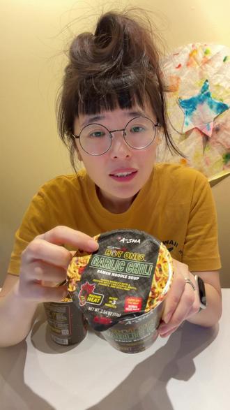 今儿带大伙儿吃点北美明星杯面——阿舍食堂(A-Sha)与知名网络脱口秀Hot Ones联名推出的快煮拉面杯系列!这款杯面最初是在 2024年8月左右正式发布的,由于联名全球超级火的Hot Ones节目,第一批产品在推出后很快就售罄了,直至今日,这款产品已经成为了货架上的常驻明星单品,目前也是我心中最值得推荐的宝藏杯面之一!阿舍食堂源自我们的宝岛台湾,其核心理念是“还原最初的纯粹”,以非油炸、低加工的健康制面工艺著称,Hot Ones主打让嘉宾(有防弹少年团、野兽先生及贝克汉姆等超级明星)边吃辛辣鸡翅边接受采访。第一款,甜辣口味杯面,三款中最为温和,它像是一位性格温和的朋友,甜味中和了辣度,非常适合作为午后的轻食或者给不太能吃辣的人解馋,吃起来压力最小;第二款,蒜香辣椒款杯面,主打中等辣度,将浓郁的蒜香与椒香融合,带来层次分明的辛香体验,蒜香的加入提升了整体的层次感,不仅仅是辣,更有一种“镬气”十足的香气,特别适合作为正餐,搭配一点简单的配菜就能吃出很满足的食欲;第三款,烟熏辣椒杯面,辣度最高,独特的炭烤烟熏风味直击味蕾,为追求极致辛辣刺激的食客提供了最具挑战性的灵魂滋味;每个杯面里都有神秘的“Turn Up The Heat”调料包,可以根据承受能力调节辣度,就在这小小的辣包里,我还吃到了陕西辣油的香,真的真的没有办法不喜欢啊!
#美食分享 #杯面 #泡面 #hotones #抖音美食创作人