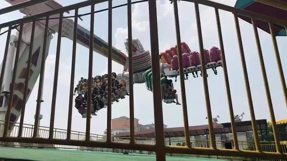 这是什么,你们敢坐吗?#神州飞碟 #大摆锤 #邓州欢乐世界