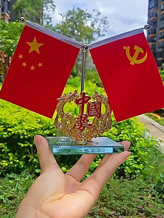 如果情怀有颜色,那一定是中国红!车内装饰新国风。国庆快到了,快给爱车安排上,五星红旗迎风飘扬#汽车摆件#红旗摆件#汽车好物