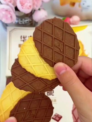 每一片都又薄又脆,酥酥脆脆的,黄油香、奶香、蛋香融合,真的好好吃,每个口味都不踩雷,吃过你会回购的#华夫薄脆 #妈呀太香了 #好吃到停不下来 #酥酥脆脆 #追剧小零食