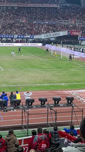 #足球的魅力 #场面壮观 #精彩瞬间 #现场直击#观众视角
湘超八进四淘汰赛株洲对郴州,于2025/12/14/19:38在株洲体育馆震撼开踢。株洲队上半场1:0领先。说实话,郴州队踢得很不错,尤其是他们的8号右边锋,非常活跃,频频给株洲后卫线制造麻烦,90分钟常规时间踢成1:1。直接点球决胜,在株洲队第一个点球被没收的情况下,经过5+2轮,最终株洲队获胜,可喜可贺!@戒兵 @老六子 @许你世代温暖 @🌸梨窝浅笑🌸 @🇨🇳你的体育老师(景炎)🥇 @东 @小荷 @开心过好每一天❤ @云之君 @山脚居住者 @用户90544017少爷05308 @Luckme @努力一切都好 @奎星 @泉水 @悠然… @一路随风 @建春 @初心a @群群 @治国同学 @元缶抖音