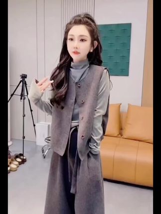 #减龄气质 #高级感穿搭 #穿出自己的风格 #早秋穿搭 #套装