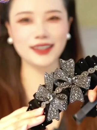 #上热门  秋冬新款发箍来啦!增高颅顶显脸小,轻松遮白发、碎发,手工点钻超精致。带齿设计防滑不脱落,时尚百搭适配各种造型,精致女孩秋冬必备单品!#强烈推荐 #优雅气质 #女神必备 #美出新高度