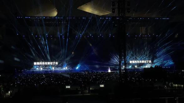 凤凰传奇版《海底》一开口,直接把调子拉得又暖又亮!玲花的嗓音像照进深海的光,曾毅的词卡得恰到好处,听着听着,心都跟着敞亮了~刷到就别划走,这版值得存!
#凤凰传奇海底 #凤凰传奇 #凤凰传奇演唱会 #凤凰传奇广州演唱会 #凤凰传奇吉祥如意演唱会