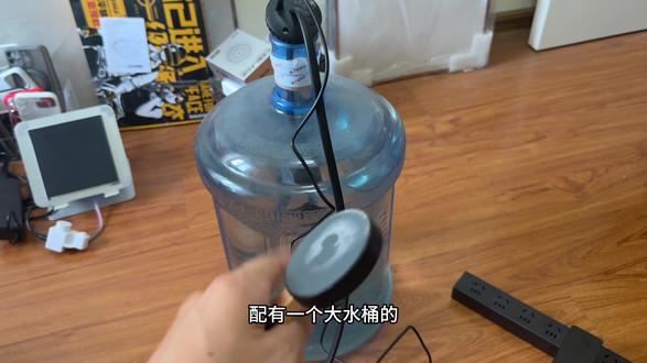 手机和平板玩游戏时跟烤炉似的,一发热就疯狂掉帧卡顿,连基本操作都滑不顺畅,还好之前入了个水桶散热器,大功率制冷真的够猛,贴上之后温度瞬间降下来,总算能安心玩游戏了!#水桶战神 #水冷散热器 #尼绅水冷散热器