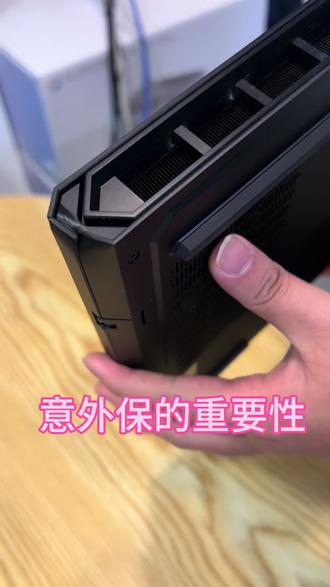 小帅哥电脑摔了,自己也不知道,不过他买了联想的智臻保险,不用担心,直接换,重要的是清灰换硅脂保养都不用花钱,超级给力!#数码科技 #保险 #电脑摔了 #清灰换硅脂 #重要通知请大家相互转告