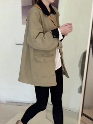 #翻领遮肉显瘦外套。