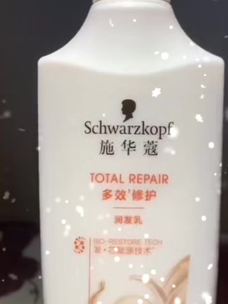 真的太丝滑了!如果你也想洗完头发又顺又滑,就去用施华蔻的第五代多效洗发水,它里面添加了发芯赋源因子,可以抚平毛鳞片,让头发又亮又顺。它是这种乳液质地,泡沫特别丰富绵密,深入清洁头皮的同时还能滋养发丝,洗完之后头发又顺又滑,还能一梳到底!@DOU+小助手 @DOU+好生意