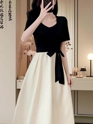 这条连衣裙真的是太美了!它是那种经典的黑色小香风设计,加上独特的拼接元素,尽显优雅气质,而且还是高腰的设计,特别凸显身材比例,让你看起来更高挑更迷人。不管是出席重要会议,还是去参加朋友聚会,穿上它都会非常合适,喜欢的姐妹千万不要错过了!#时尚气质穿搭 #无法拒绝的温柔感小裙子 #夏季穿搭 #优雅气质 #每日搭配分享👗时尚穿搭