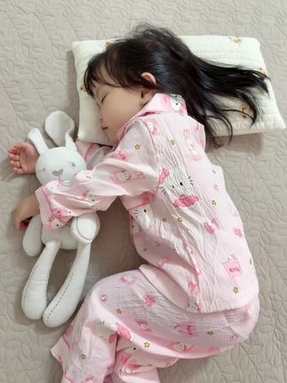 妈妈总在 反复思量 该怎样当好你的引路人 可深知自己只 是个普通的母亲 没有耀眼的光环和过人的智慧 以我现在的认知 根本没能力替你规划好未来 因为你的未来会 有很多我无法触及的宽广 我只能在每一个平凡的日子里轻轻提醒你 珍惜时光专注学习这不是命令 是用我半生阅历凝成的期盼 期盼你将来不必为斗米折腰 人生有更多的选择 能自由生活而不是被迫谋生 #宝宝睡衣 #儿童家居服 #我的女孩👧🏻