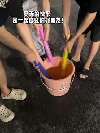 夏天 傍晚 饭后 好朋友 打水仗 我都不敢想这是多快乐的一件事情#夏天的快乐 #玩个很新的东西 #好朋友 #水枪大战