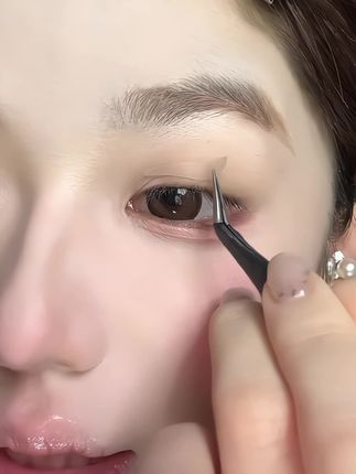 水滴形双眼皮贴你是我的神!再也不怕贴出来双眼皮会被眼尾吃掉了!直接扩宽眼尾放大双眼效果绝了#今日妆容 #平价彩妆 #女大学生 #日常唠嗑