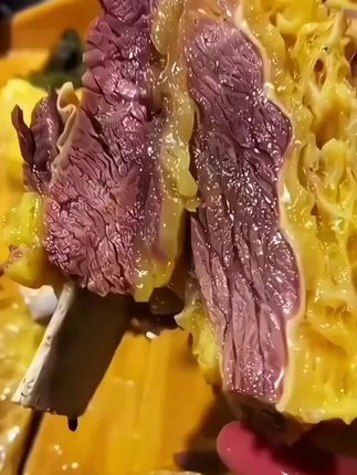 草原美食黄膘牛排,一层肥一层瘦肥瘦相间,肉质细嫩,不柴不腻 #妈呀太香了 #好吃到停不下来 #草原美食 #黄膘牛排 #嘎嘎好吃