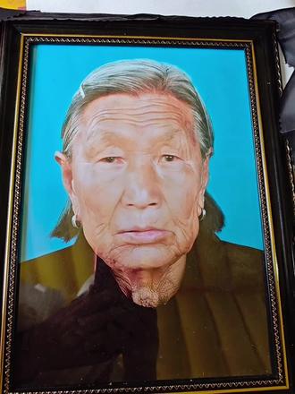妈妈您的儿女为你披麻戴孝,双漆跪地送您老人家入土为安。愿妈妈在另一个世界里无病痛折磨,妈妈一路走好!女儿永远想您,从此以后再也没有妈妈了😭😭😭😭😭😭😭😭😭
