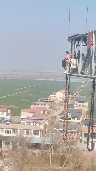 啥玩意。不让近距离拍照。他们给拍还收费。垃圾。。